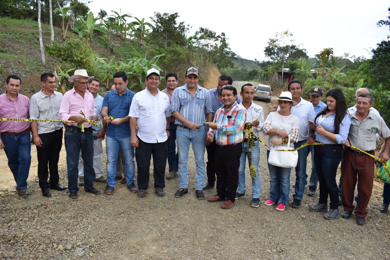 Alcalde, Concejales y Prefecto de Manabí recorrieron vías del cantón Flavio Alfaro