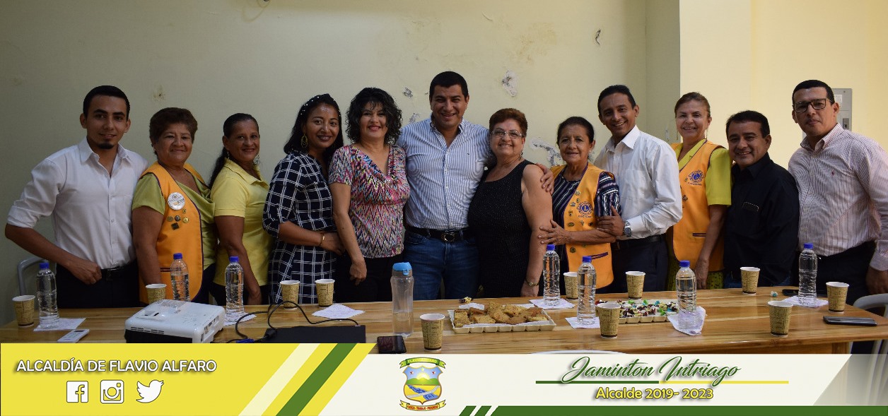 GAD  FLAVIO ALFARO ENTREGA TABLETS A BACHILLERES